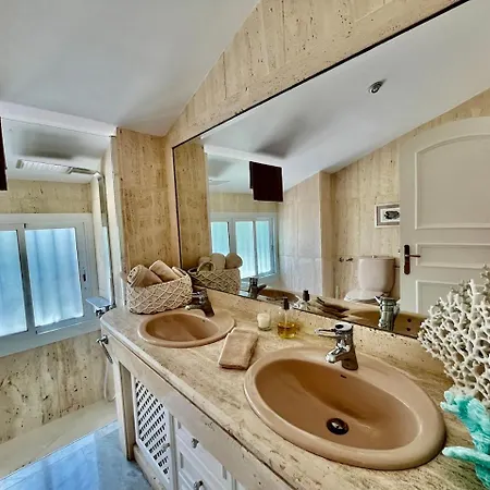 Cozy Townhouse With Sea View 펜션