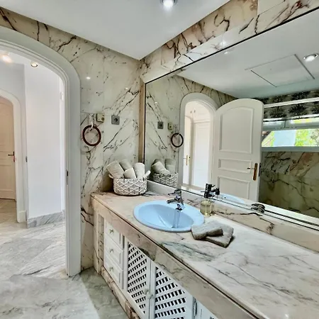 Hébergement de vacances Cozy Townhouse With Sea View *